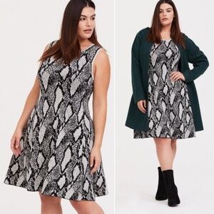Torrid Black Snakeskin Print Sweater Knit Trapeze Dress Snake Grey 1X (Torrid 1)